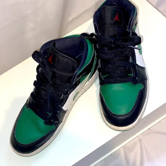 Air Jordan 1s black and green! - Picture 5 of 7